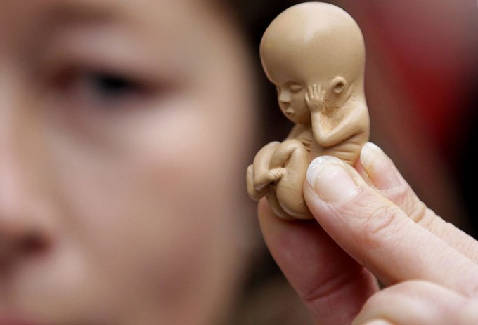 Украинкам хотят запретить делать аборты