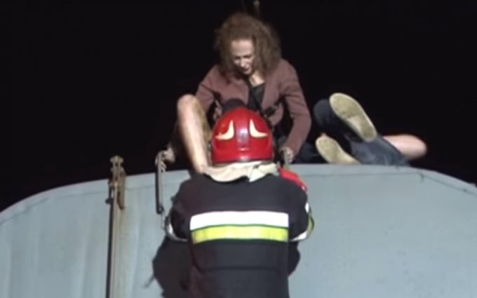 Во Львове спасатели сняли с крыши вагона обгоревшую девушку и ее парня. Видео