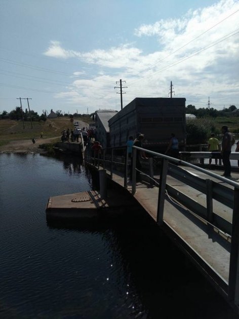 В Николаевской области фура проломила недавно отремонтированный мост