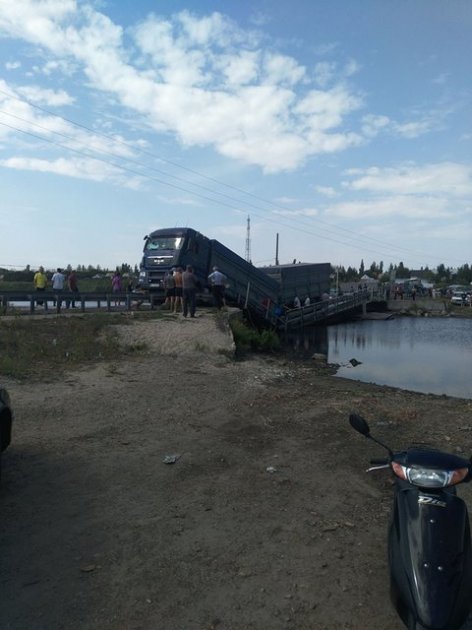 В Николаевской области фура проломила недавно отремонтированный мост