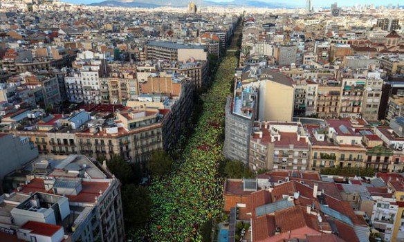 В Барселоне сотни тысяч людей вышли на улицы города