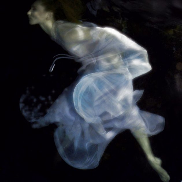 Необычные снимки девушек под водой