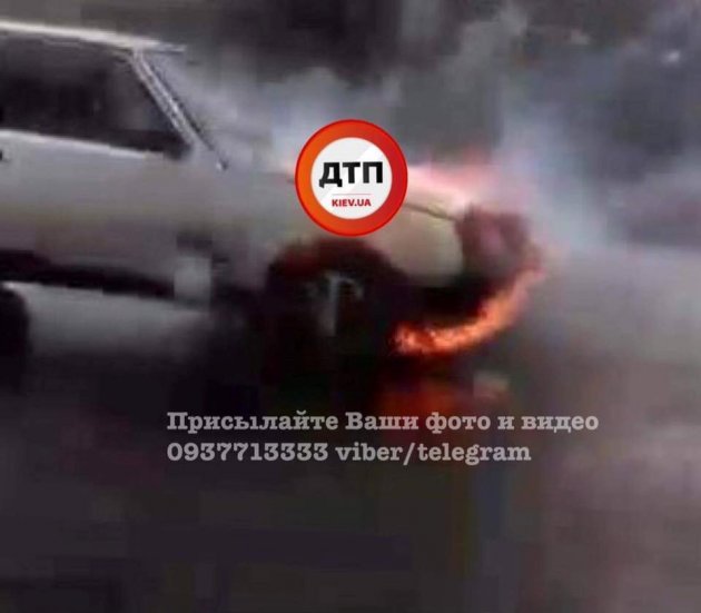 Киев: у торгового центра внезапно загорелся автомобиль