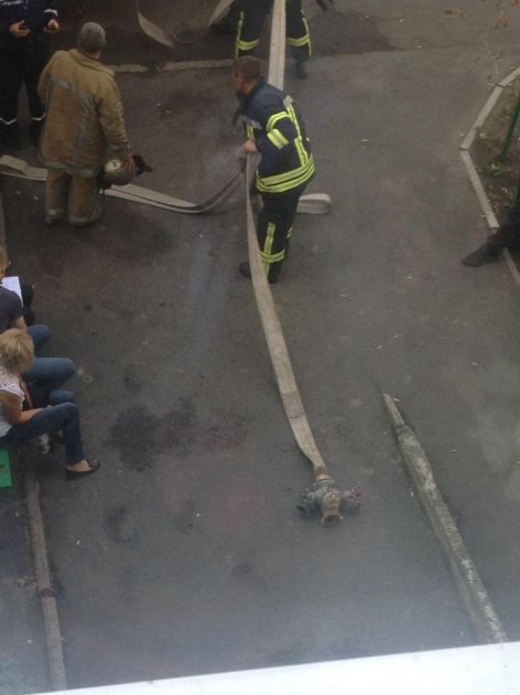 Сильный взрыв на крыше киевской многоэтажки: есть пострадавшие