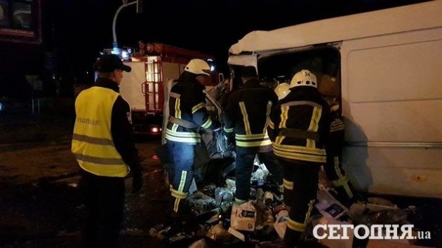 Лобовое ДТП под Киевом: фура и микроавтобус разбиты в хлам