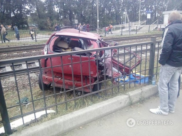 Есть жертвы: под Киевом поезд на скорости протаранил легковушку