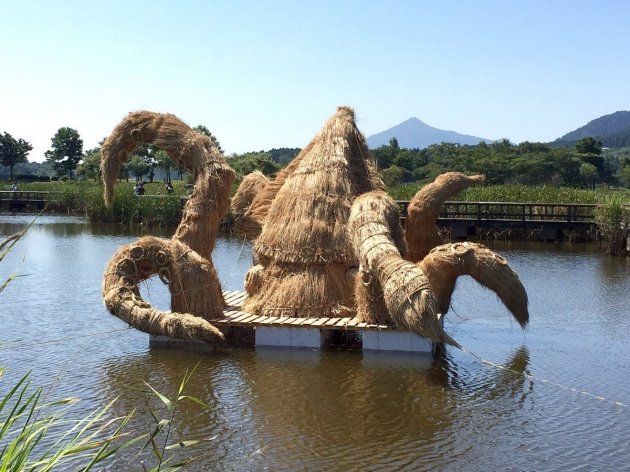 Необыкновенные скульптуры фестиваля Wara Art Matsuri. Фото