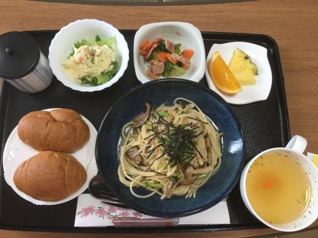 Рестораны «отдыхают»: чем кормят в японских роддомах. Фото