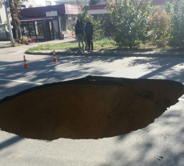 В Одессе посреди дороги образовалась огромная яма