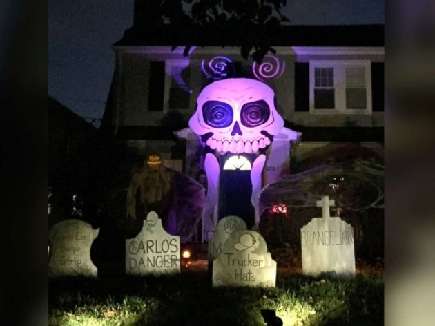 Американец основательно подготовился к Хэллоуину и создал «кладбище трендов»