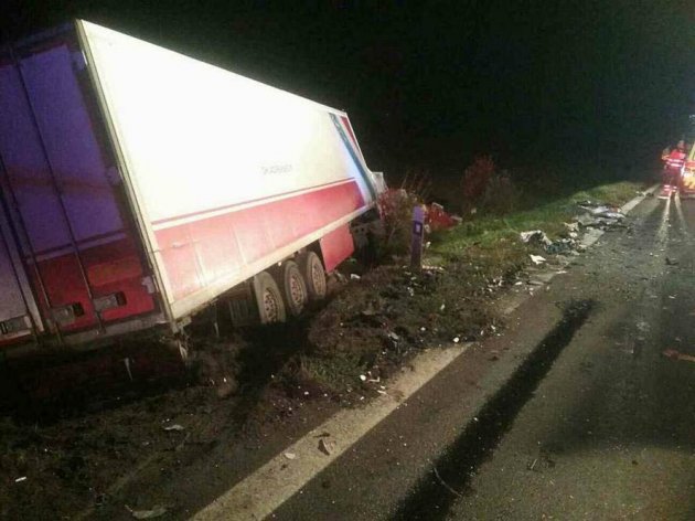 В Словакии грузовик столкнулся с микроавтобусом: много погибших