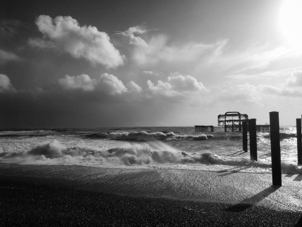 На Великобританию обрушился ураган: впечатляющие снимки стихии. Фото