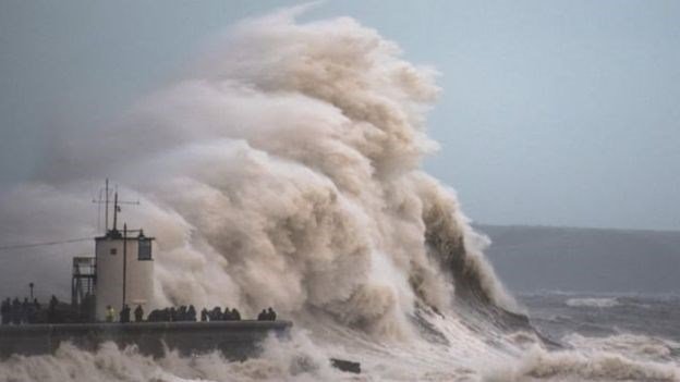 На Великобританию обрушился ураган: впечатляющие снимки стихии. Фото