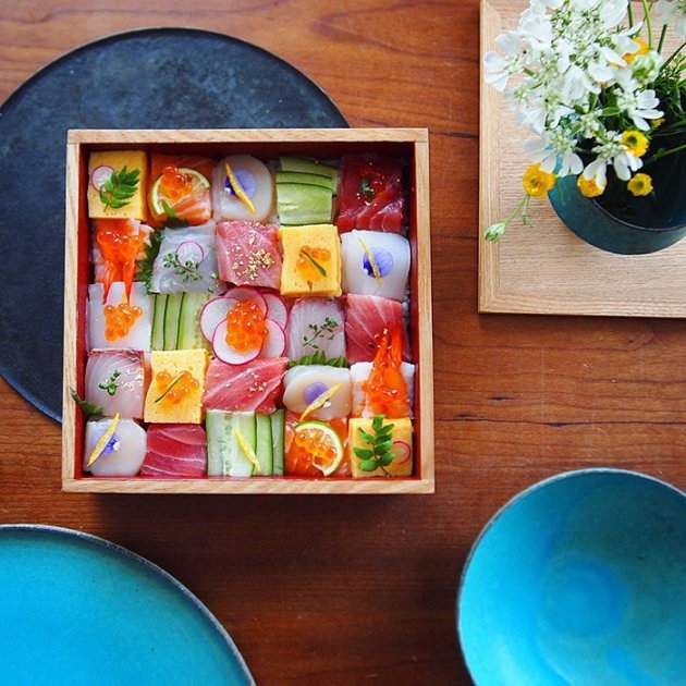 В Японии стремительно набирает популярность новый вид искусства – мозаика из суши. Фото