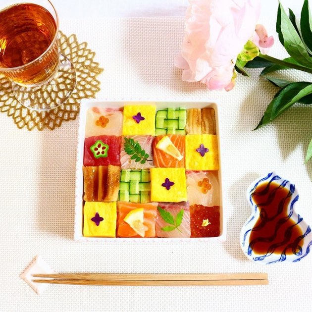 В Японии стремительно набирает популярность новый вид искусства – мозаика из суши. Фото