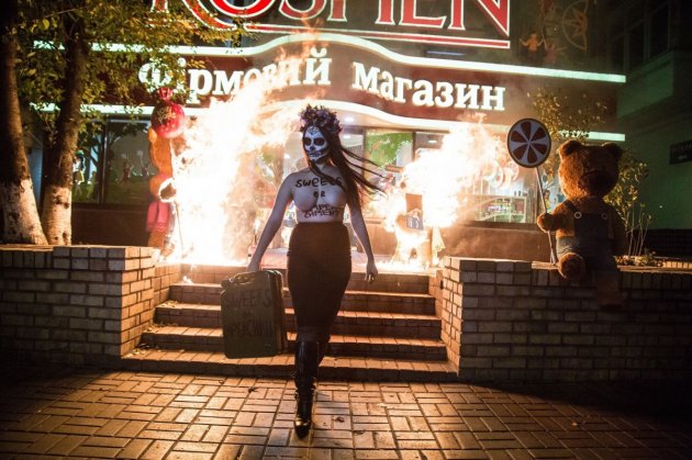 В Киеве Femen провела дерзкую акцию у магазина Roshen