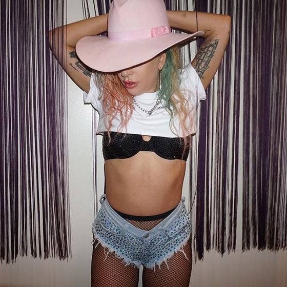 Леди Гага не постеснялась обнажиться до нижнего белья