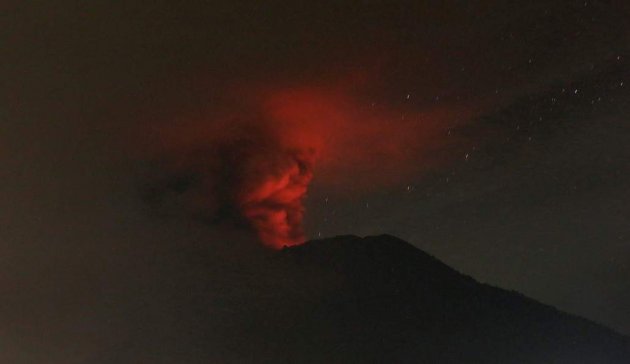 Извержение вулкана на Бали захватывает дух. Видео