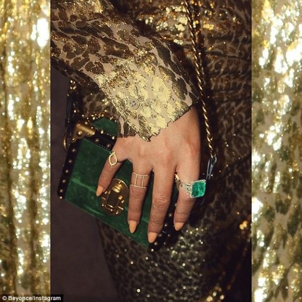 В леопардовом платье и с глубоким декольте: Бейонсе похвасталась свежими снимками