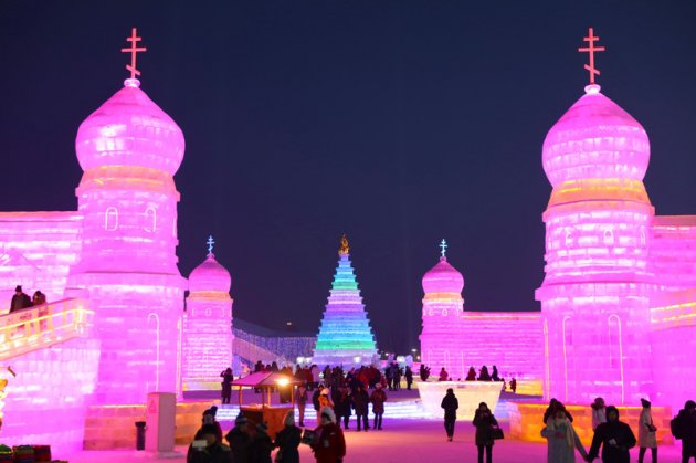 В Китае открылся ежегодный Фестиваль льда и снега. Видео