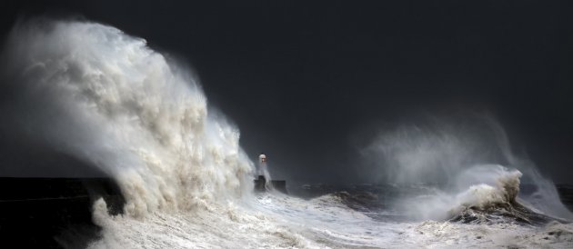 Завораживающие кадры штормовых волн, обрушившихся на маяк. Фото