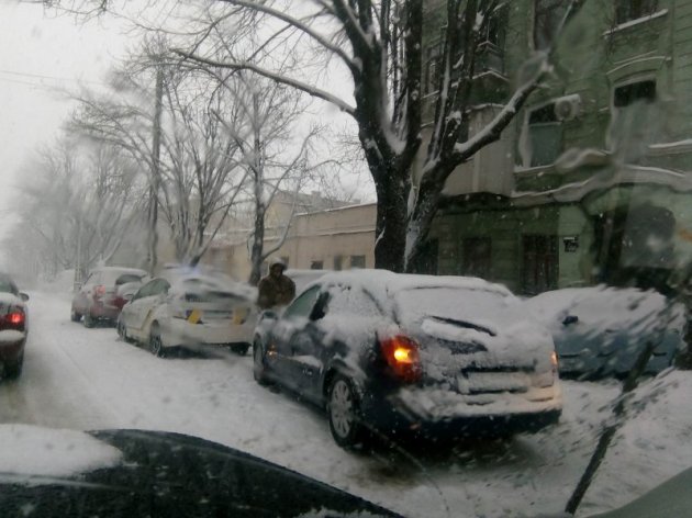 Впечатляющие снимки разгула зимней стихии в Одессе. Фото
