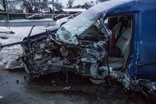 В Киеве Volkswagen врезался в столб: водителя «вырезали» спасатели
