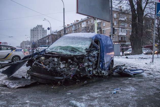 В Киеве Volkswagen врезался в столб: водителя «вырезали» спасатели