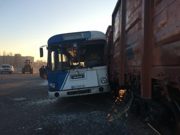 Под Одессой пассажирский автобус столкнулся с товарняком