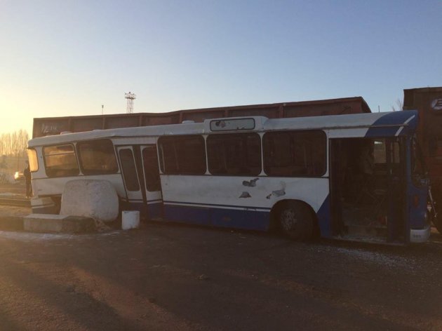 Под Одессой пассажирский автобус столкнулся с товарняком