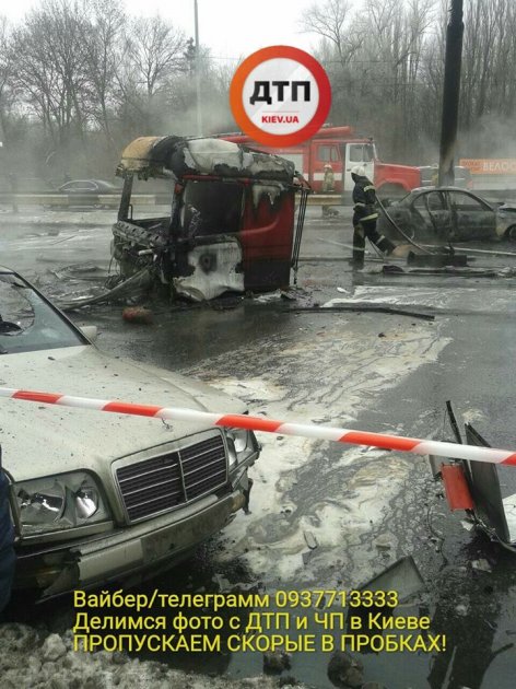 Страшное ДТП в Киеве: загорелись четыре автомобиля. Видео