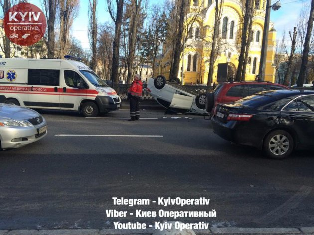 ДТП в Киеве: легковушка перевернулась на крышу