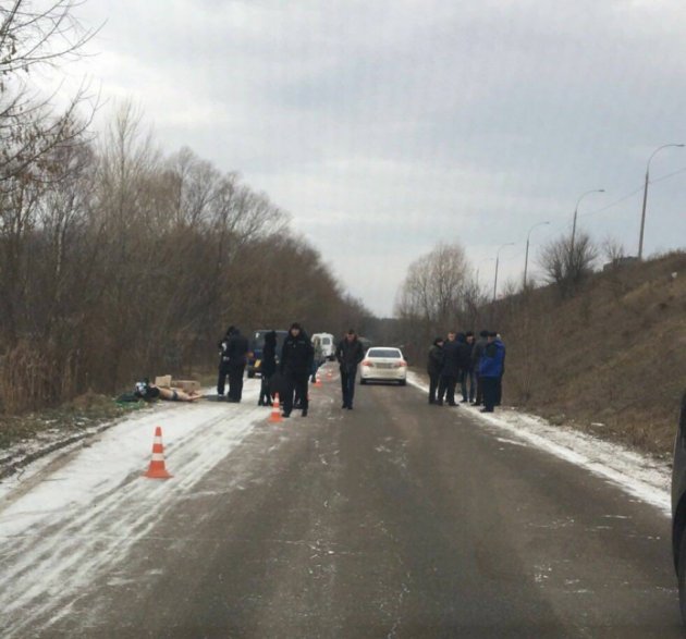 На обочине дороги под Киевом обнаружено тело мужчины