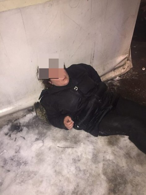 В Киеве пьяные родители «ползком» выгуливали малыша