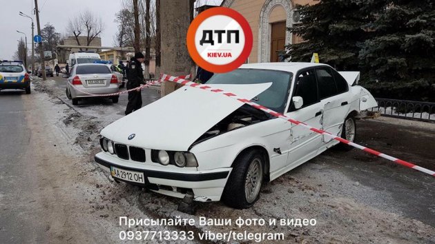 В Киеве водитель BMW насмерть сбил женщину на тротуаре