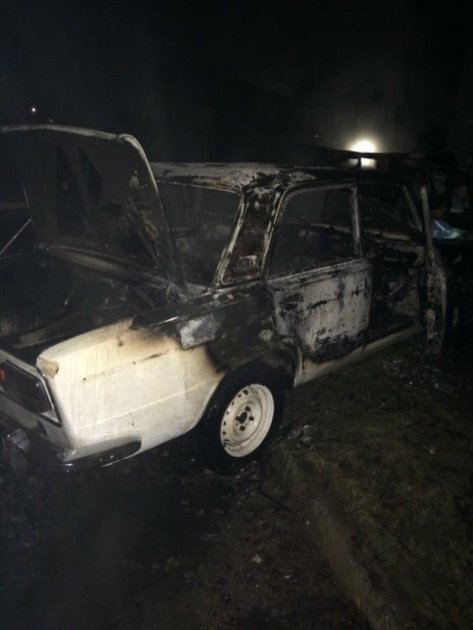Ночью в Запорожской области авто врезалось в столб и загорелось