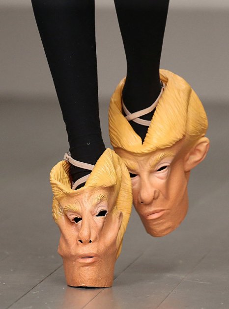 Ужасы недели моды: наряды из матрасов и обувь с Трампом. Фото.