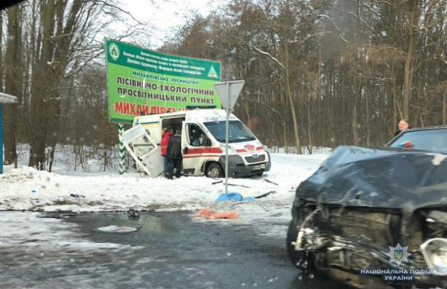 Массовая авария на Виннитчине: столкнулись три легковушки и «скорая»