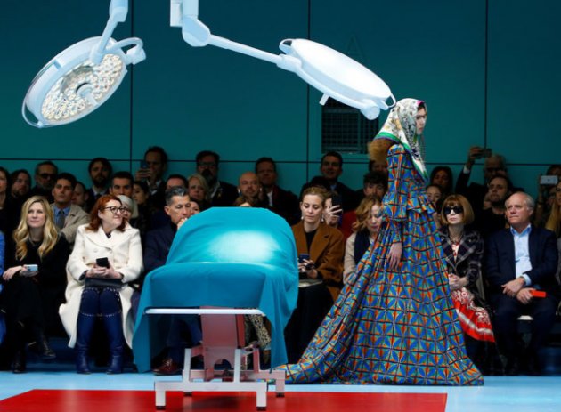Gucci вывел на подиум моделей с оторванными головами. Фото