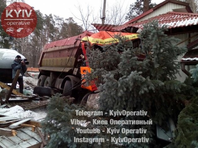 «Тяжелое» ДТП возле Киева: грузовик врезался в ресторан