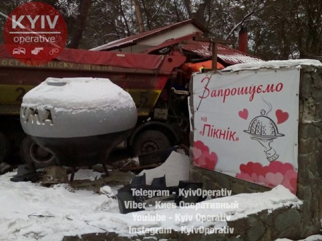 «Тяжелое» ДТП возле Киева: грузовик врезался в ресторан