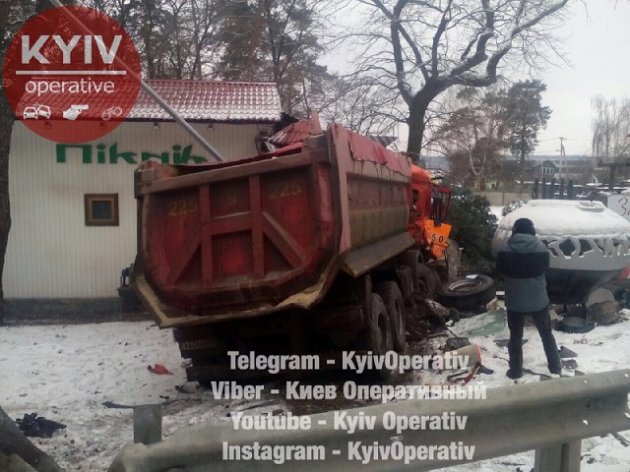 «Тяжелое» ДТП возле Киева: грузовик врезался в ресторан