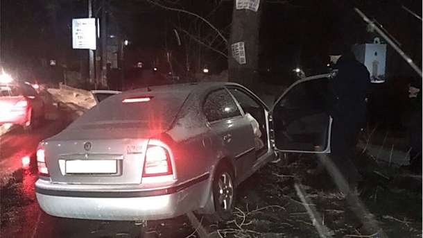 Погиб на месте от жутких травм: в Киеве Skoda протаранила дерево