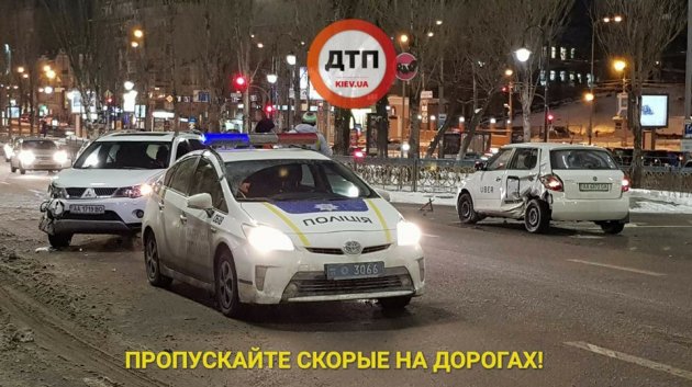 В Киеве такси Uber протаранил Mitsubishi: пострадал иностранец