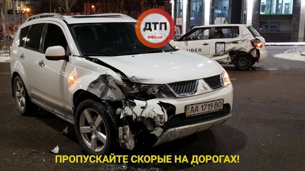 В Киеве такси Uber протаранил Mitsubishi: пострадал иностранец