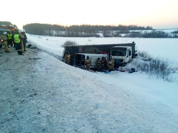 Много погибших: в России столкнулись MAN и микроавтобус