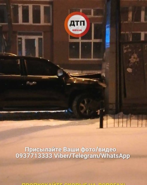 В Киеве внедорожник влетел в столб: пострадал водитель