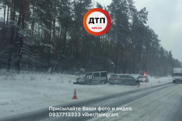 ДТП возле Киева: от удара автомобили выбросило на обочину