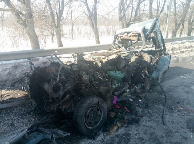 На Киевской трассе легковушка въехала в фуру: водитель погиб