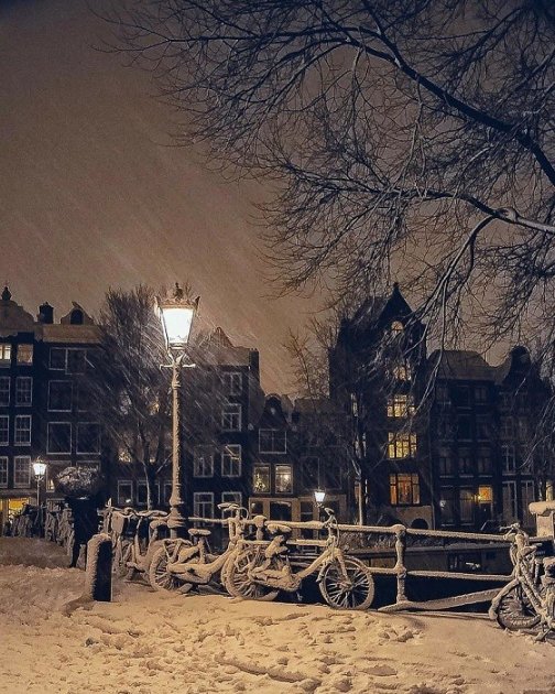 Город-сказка: так выглядит заснеженный Амстердам. Фото